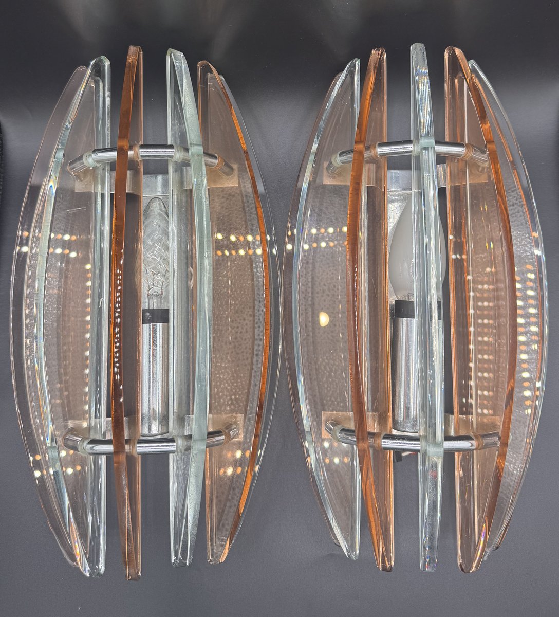 Paire d'appliques italiennes VECA, verre de Murano taillé transparent et ambré/rosé, structure chromée