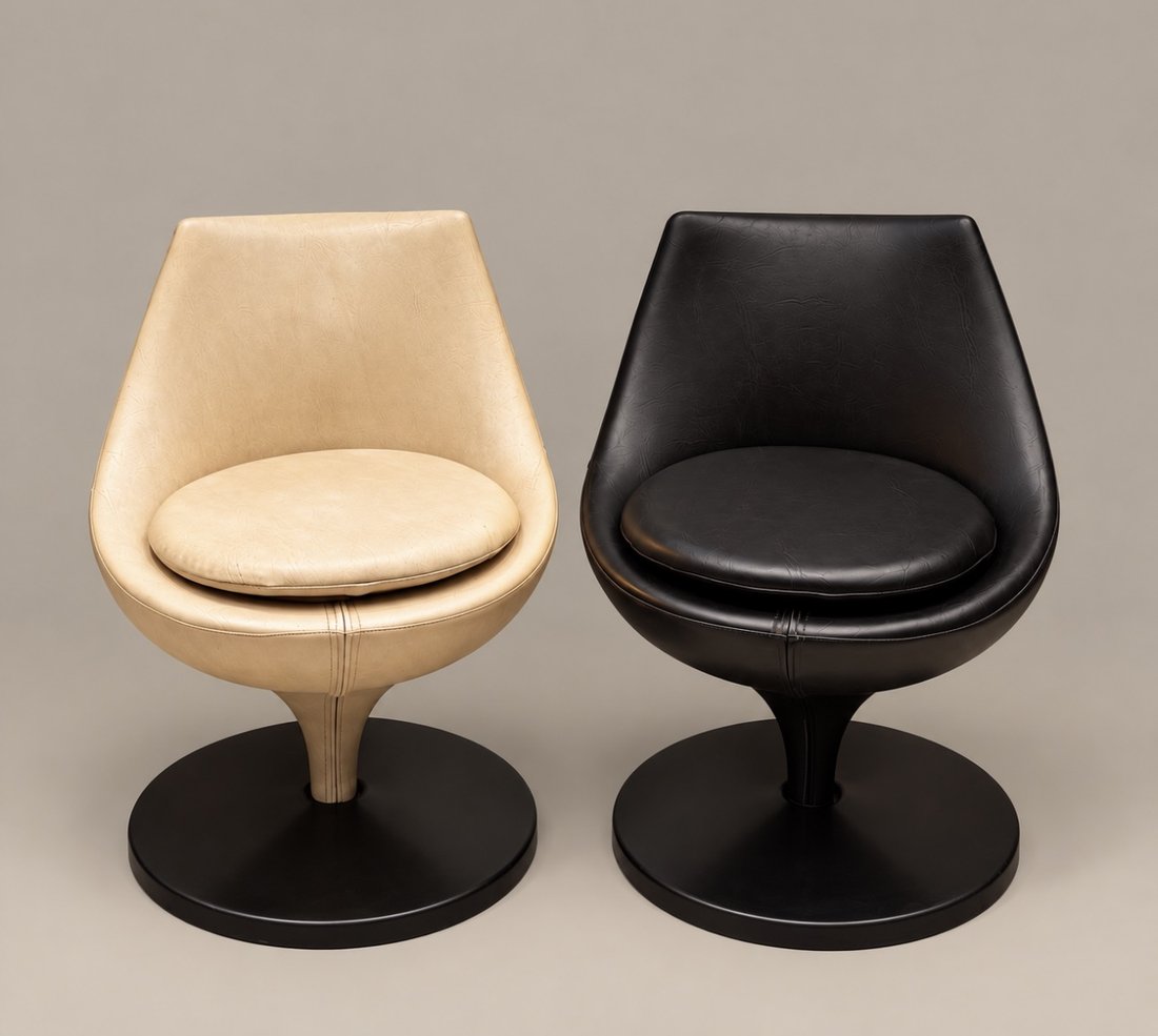 Paire de fauteuils vintage Pierre Guariche, finitions crème et noir, piètement circulaire
