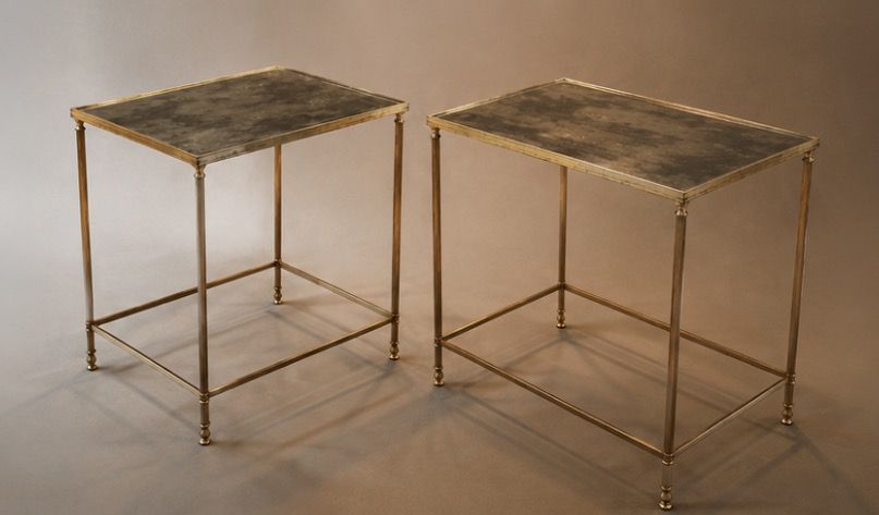Paire de tables d'appoint en laiton et plateau miroir vieilli