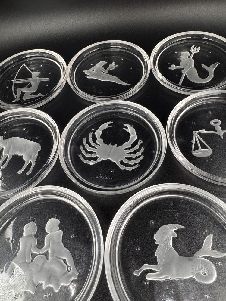 Série de sous-verres en cristal Val Saint-Lambert pour la Sabena, signes du zodiaque