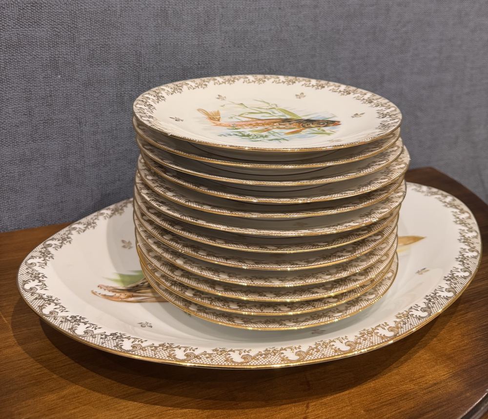 Service en porcelaine de Limoges pour 12 personnes, décor de poissons d'eau douce