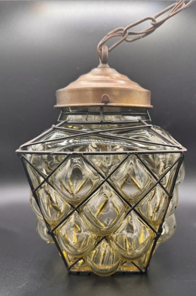 Suspension en verre soufflé dans une cage métallique, façon Murano