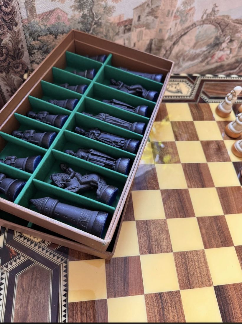 Jeu d'échecs Charlemagne, manufacture italienne Anri Toriart, échiquier en marqueterie