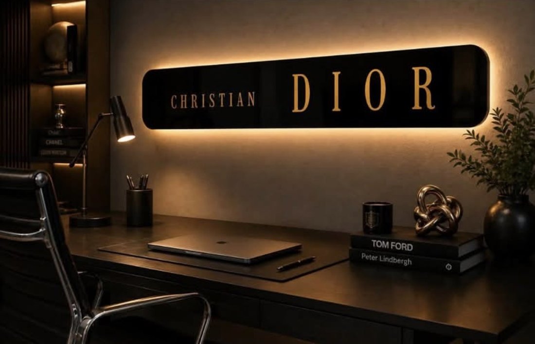 Plaque enseigne Christian Dior en plexiglass noir et lettrage doré, rétroéclairée
