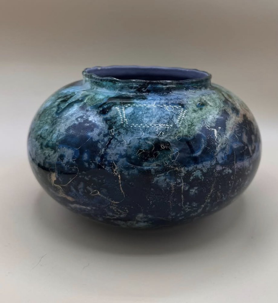 Vase céramique signé Jean-Noël Oullet, reflets bleu nuit et vert émeraude