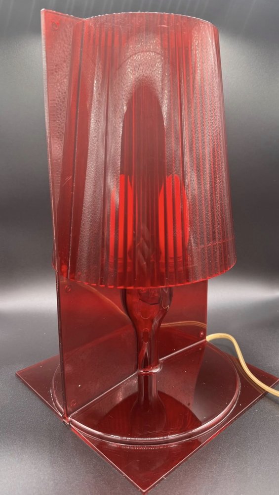 Lampe Kartell rouge translucide, design italien contemporain