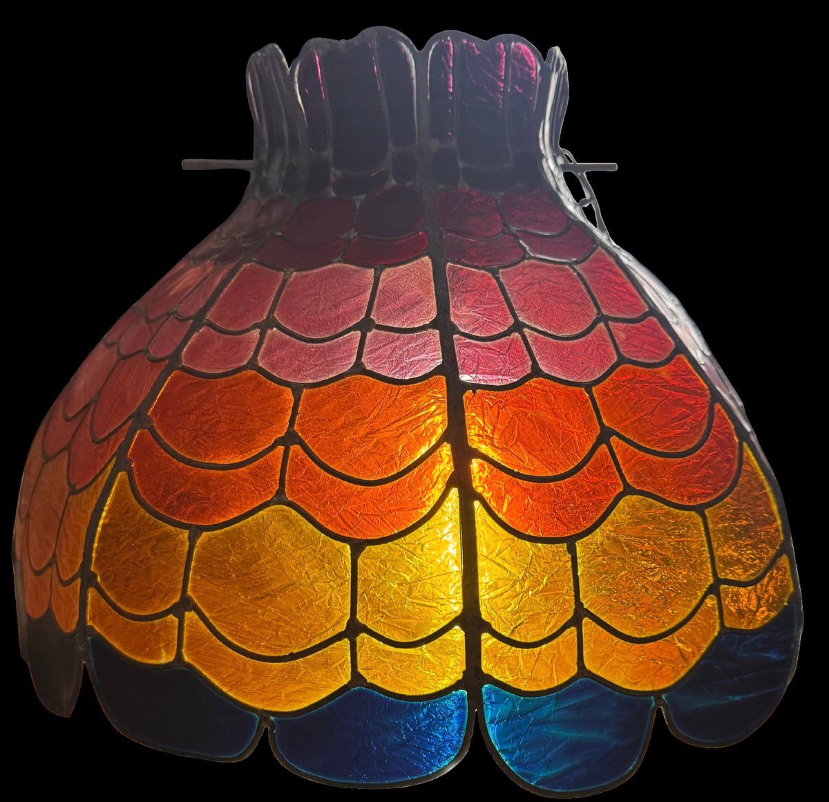 Suspension en vitrail style Tiffany, motif écailles en dégradé violet, rouge, orange et bleu